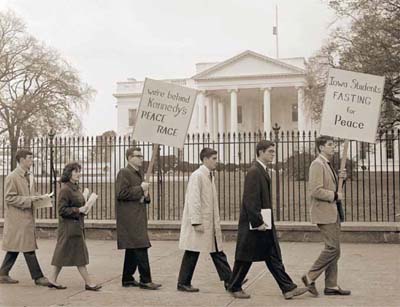 Bennett Bean, Ruth Gruenewald Skoglund, Larry Smucker, Jack Chapman, Curt Lamb, and Peter (Cohon) Coyote march in front of the White House. 